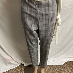 Women’s slack capris size 12 in great condition.